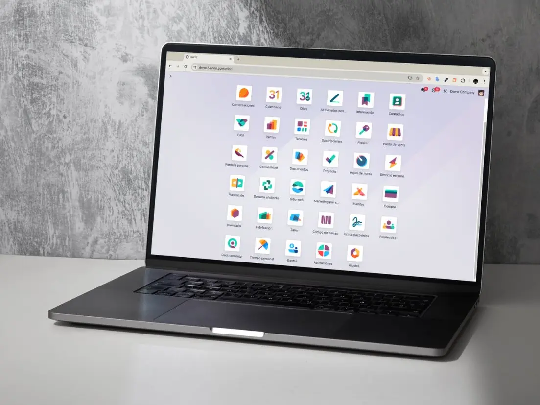 Computadora con aplicaciones de Odoo para la gestión empresarial