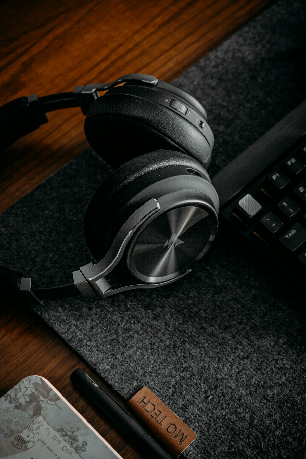 Audífonos sobre un escritorio; imagen ilustrativa de audio